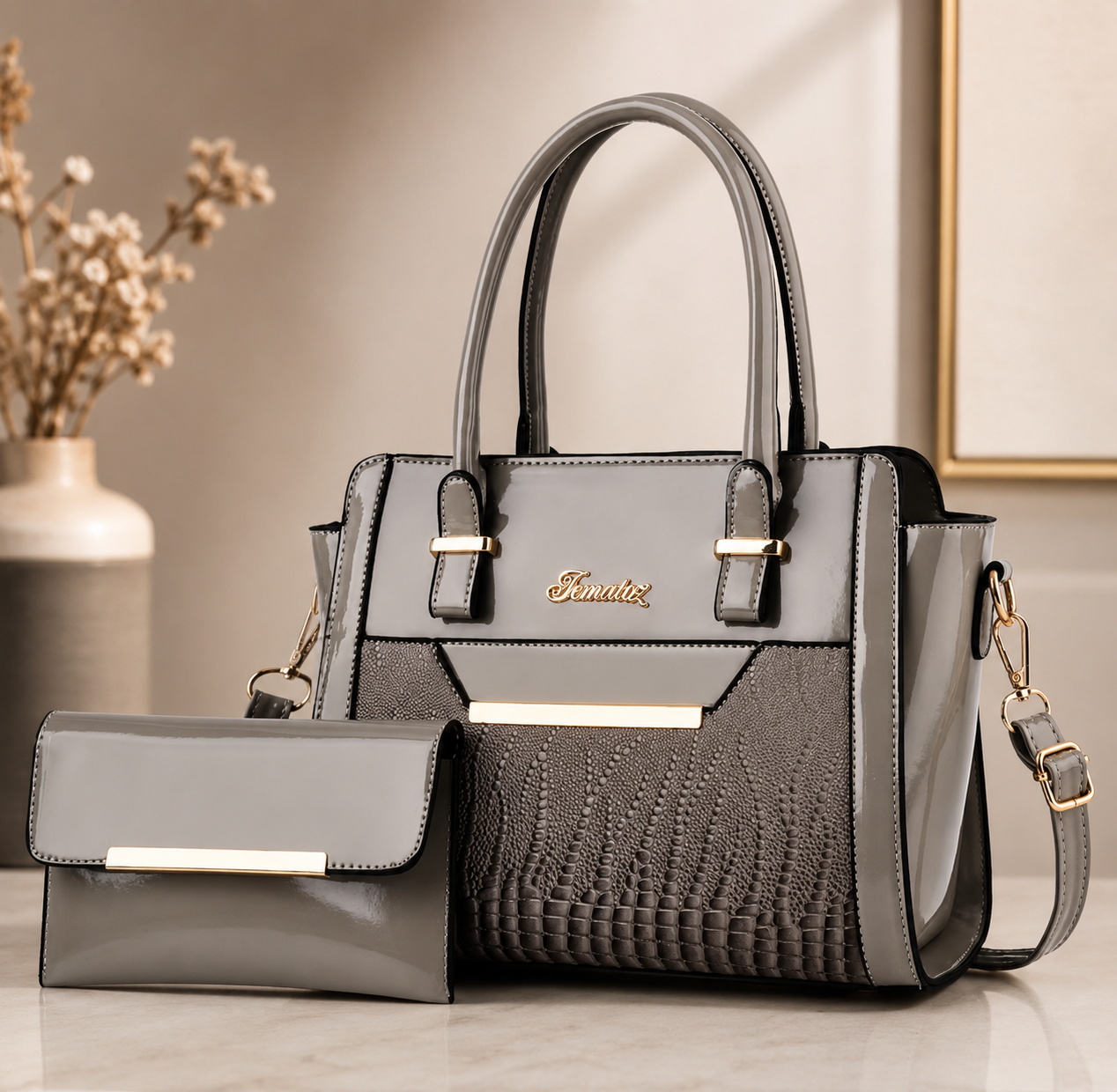 Cet ensemble sac à main et pochette assortie, en gris, apporte une touche de sophistication à toutes vos tenues.