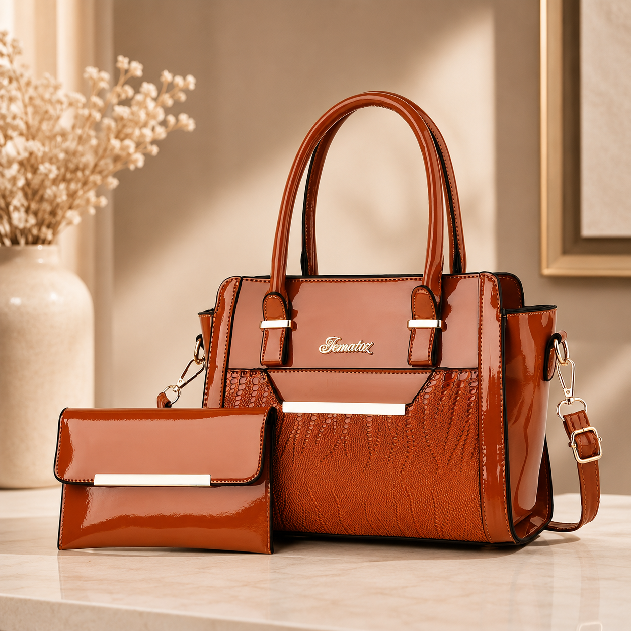 Sublimez votre look avec cet élégant sac à main et pochette assortie, en marron clair, chic, pratique et intemporel.