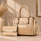  Cet ensemble sac à main et pochette assortie, en beige, est l'accessoire parfait pour sublimer votre style. 