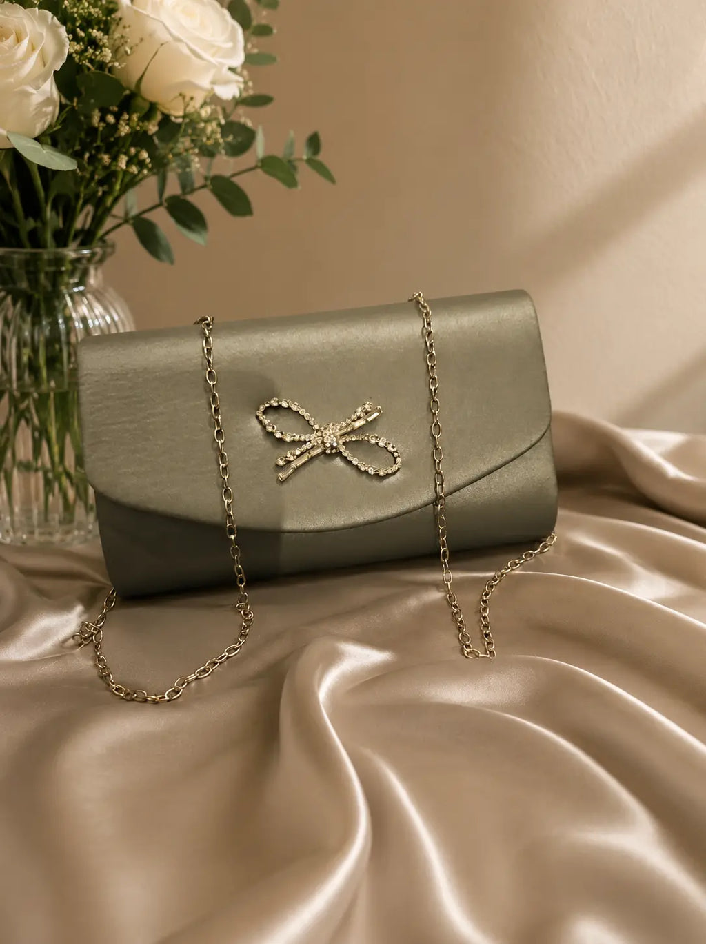 Pochette de soirée gris avec nœud strass