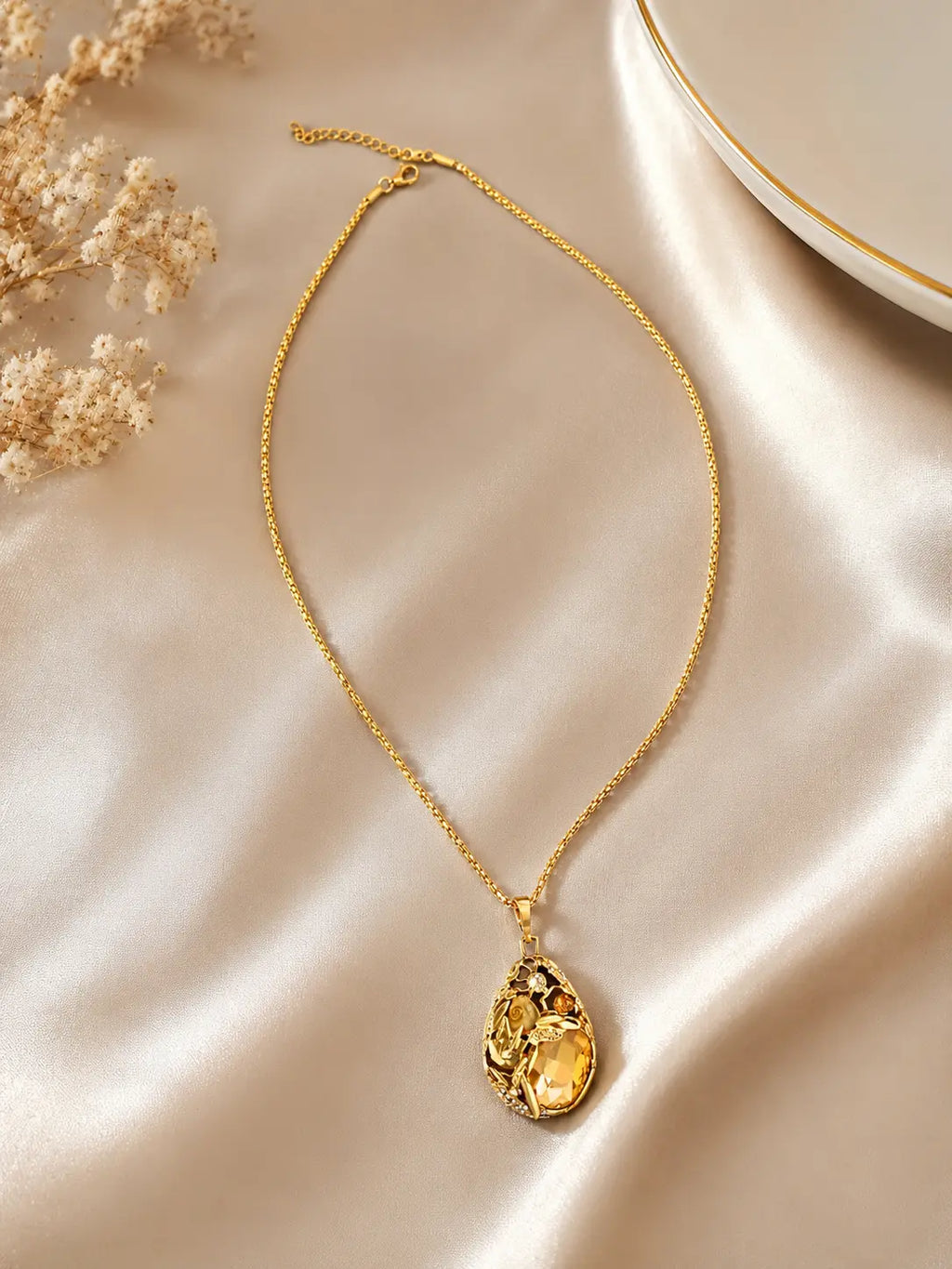 Collier Élégance Dorée BEAUTE ISMAILIA